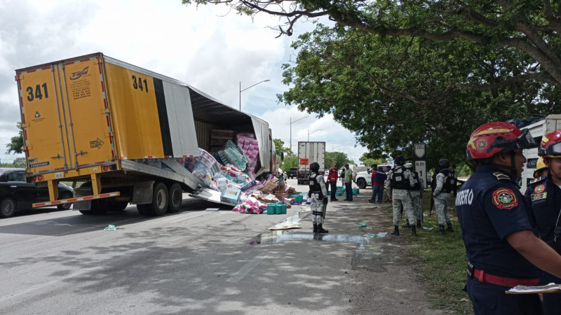 Frenan rapiña de abarrotes tras accidente en Anillo Periférico de Mérida, Yucatán 