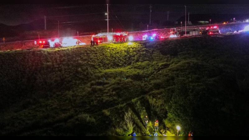 Auto cae a un barranco en el periférico Fray Junípero Serra, en Querétaro 