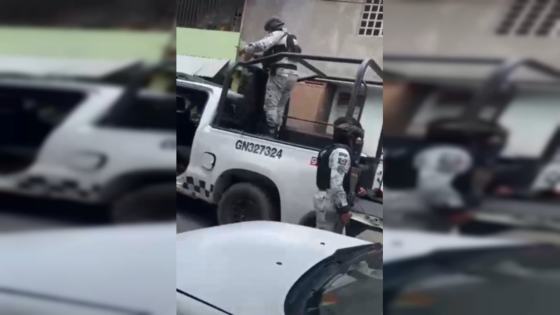 Pánico en tianguis de Uruapan, Michoacán, al disparar ametralladora agente de la GN: Fue un “accidente” 