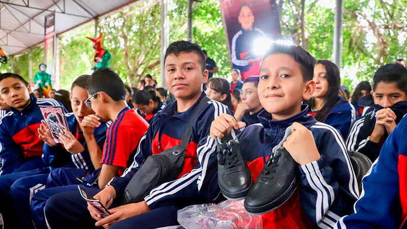 Avanza ciclo escolar con entrega de tenis para más de mil 600 escuelas 