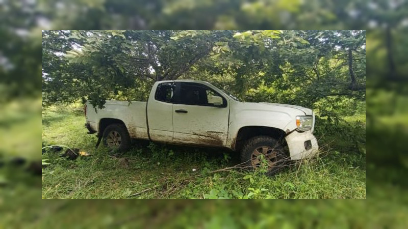 Aseguran vehículos, municiones y explosivos en Parácuaro, Michoacán 