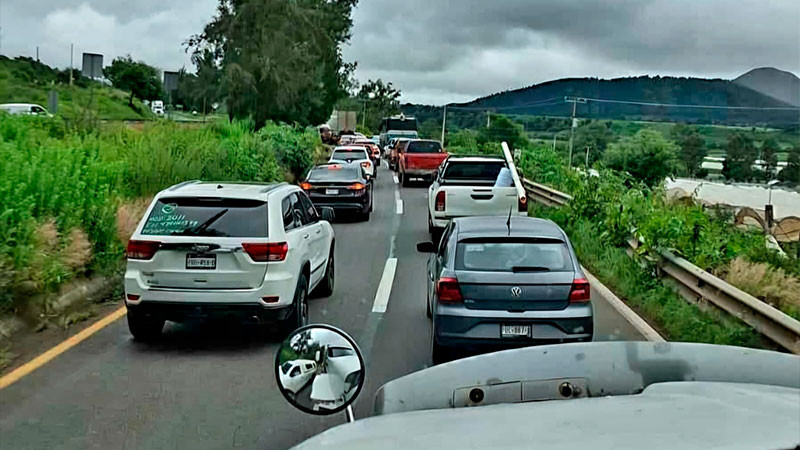 Tráiler se accidenta en la Morelia-Pátzcuaro, hubo daños materiales y cierre de la rúa 