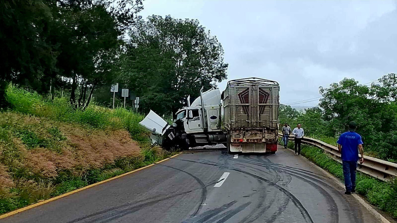 Tráiler se accidenta en la Morelia-Pátzcuaro, hubo daños materiales y cierre de la rúa 