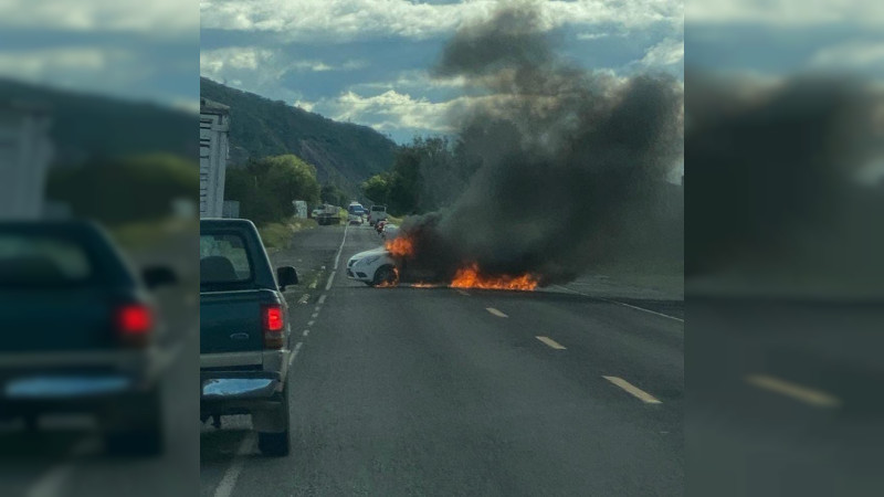 Queman vehículo en carretera de acceso a Morelia, Michoacán 