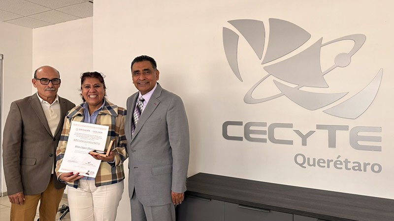 Reconoce Federación a docente del CECyTEQ 