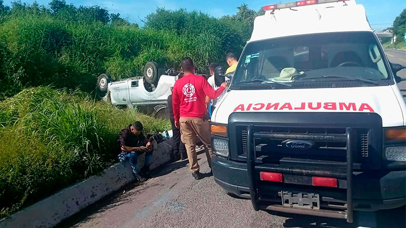 Vuelca carroza fúnebre en la Siglo XXI; solo hubo daños materiales