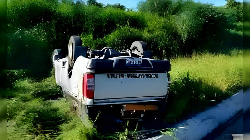 Vuelca carroza fúnebre en la Siglo XXI; solo hubo daños materiales