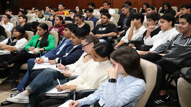 Alumnos de la UAG aprenden sobre prevención de lavado de dinero