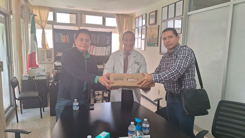 Donan equipo de cómputo en el Hospital General de Uruapan 