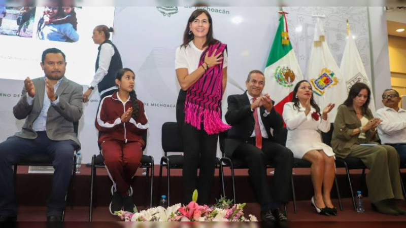 SEE inicia entrega de más de 3 mil tenis a estudiantes del Conafe 