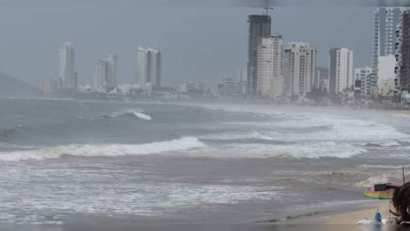 Desplazamiento de "Ileana" incrementa oleaje en Playas de Mazatlán, Sinaloa 