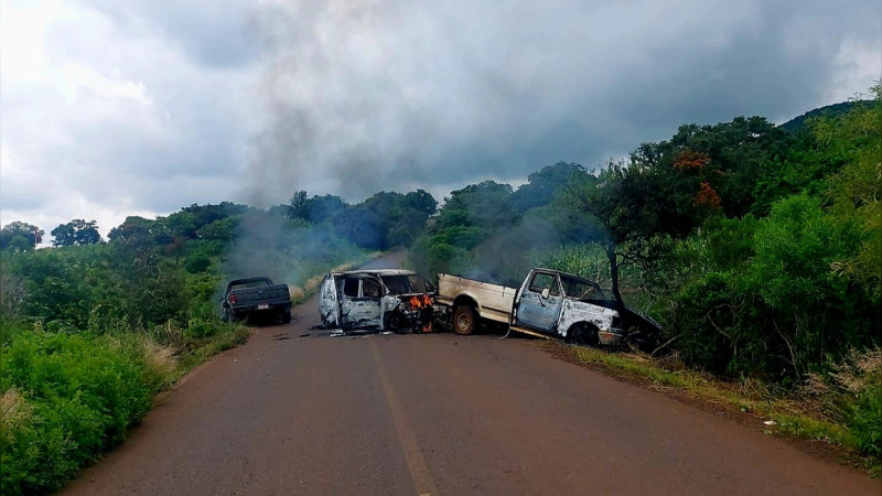 Tensión en Michoacán: Enfrentamiento entre policías y grupo armado deja dos heridos y cuatro vehículos incendiados 