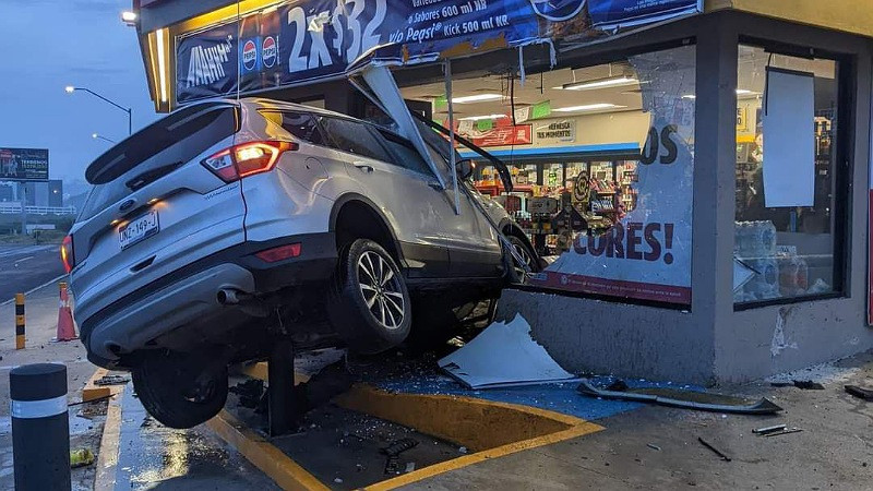 Se mete con todo y camioneta al Oxxo en Querétaro 