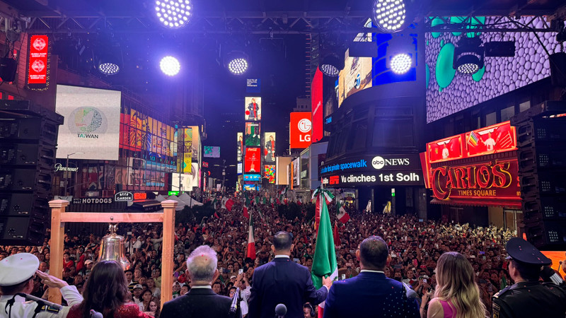 Miles de mexicanos "toman" Times Square de Nueva York para celebrar Grito de Independencia 