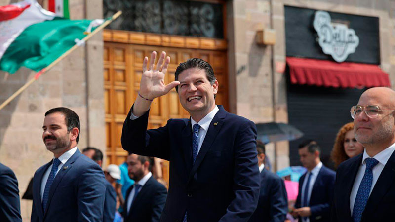 Encabeza Alfonso Martínez colorido desfile cívico militar en Morelia 