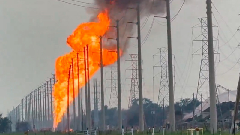 Evacúan a cientos de personas por explosión de oleoducto cerca de Houston, Texas 