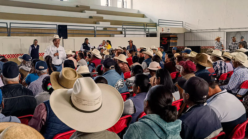 Entrega titular de SEDEA avisos de autorización de apoyo estatal en Amealco, Querétaro  