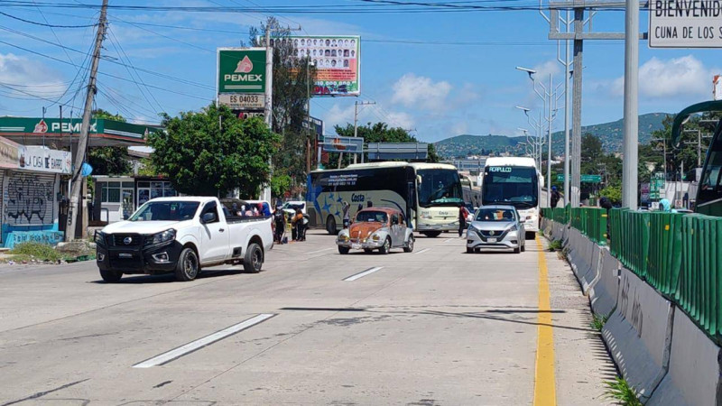 Normalistas de Ayotzinapa toman camiones y bloquean la Autopista del Sol 