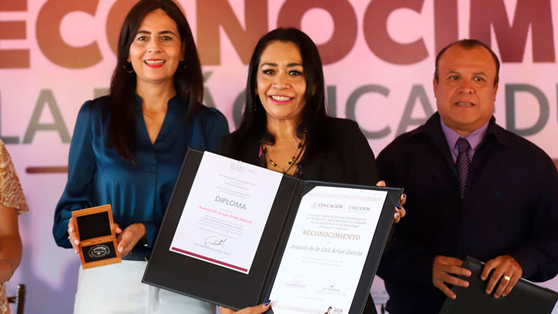 Reconocen a 55 docentes michoacanos por su práctica educativa: SEE 