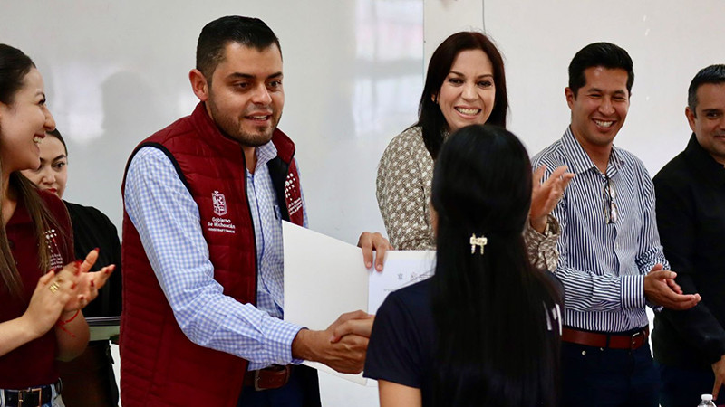 Entrega Iemsysem 11 becas de movilidad a estudiantes del CAMM 