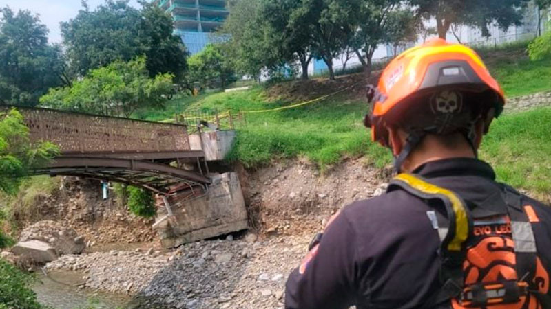 Colapsa puente peatonal en San Pedro, Nuevo León, por las lluvias 