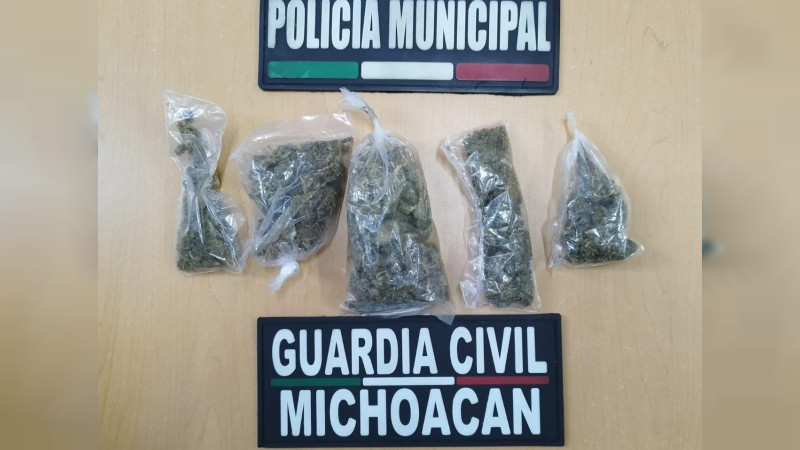 Detienen a dos hombres en Zamora, Michoacán; les aseguran droga y dos motos robadas 