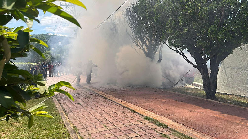 Normalistas arremeten con petardos contra batallón militar de Iguala, Guerrero 