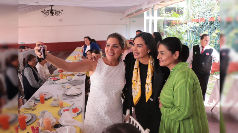 Mujeres del PRD arropan a la Senadora, Araceli Saucedo