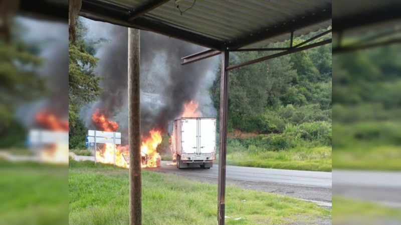 Lanzan ataque armado contra GN y FGR en Erongarícuaro, Michoacán: Criminales queman vehículos en carretera a Pátzcuaro 