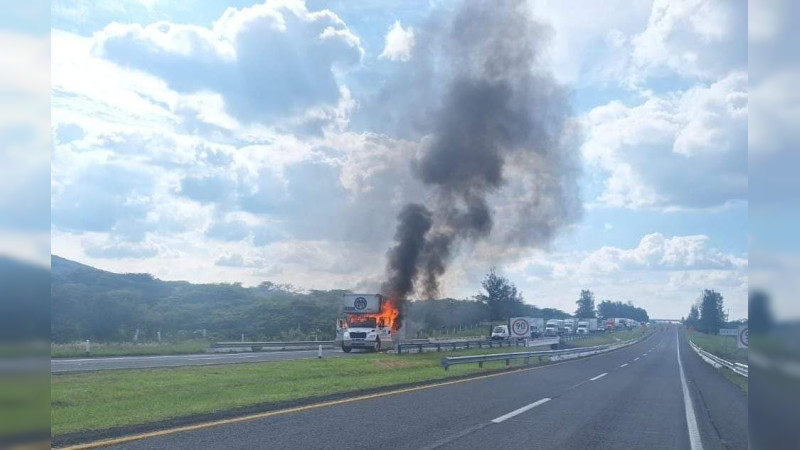 Violencia en Michoacán: Sujetos armados secuestran y queman un camión de carga en Churintzio 