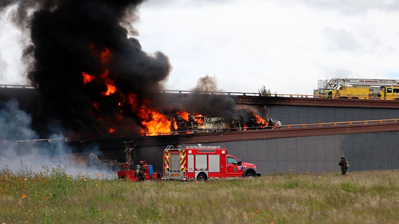 Querétaro: Vuelca y se incendia autotanque con diésel en la incorporación de la autopista 57  