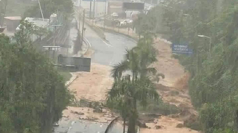 Inundaciones, deslaves, cierre de carreteras y cortes de luz, tras paso del huracán John en Acapulco, Guerrero 