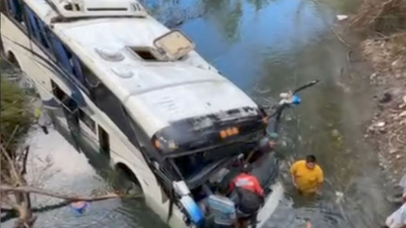 Vuelca autobús turístico en Ciudad Valles, SLP; hay 30 lesionados 