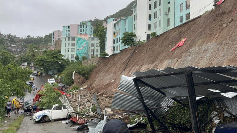 Evacuan a 300 personas por colapso de muro en unidad habitacional en Acapulco, Guerrero 