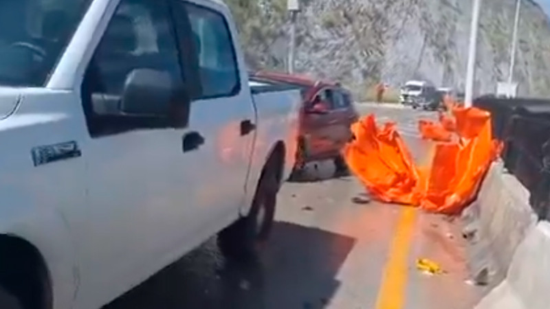 Choque entre tráiler y vehículo particular deja saldo de dos heridos en Monterrey 