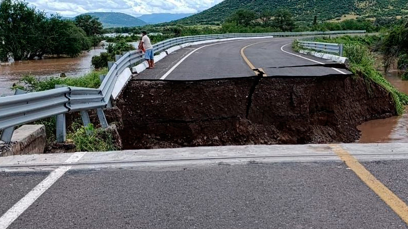 Colapsa puente Cuate II en la carretera libre Cuatro Caminos-Arteaga, en Michoacán 