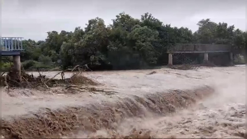 Desborda el Río Grande en Apatzingán, Michoacán: Desplazamientos y destrucción por el huracán John 