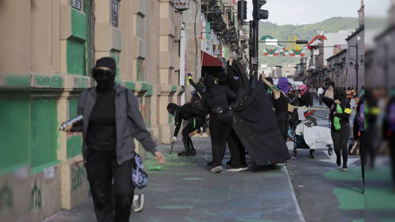 En Michoacán, feministas demandan legalización del aborto; rompen cristales y realizan pintas en Congreso local