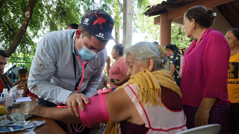 Mantiene Salud Michoacán acciones de apoyo a comunidades afectadas por inundaciones en Huetamo 