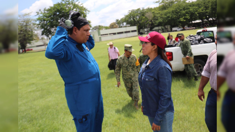 Tras huracán John, Fanny Arreola reparte víveres en comunidades más necesitadas