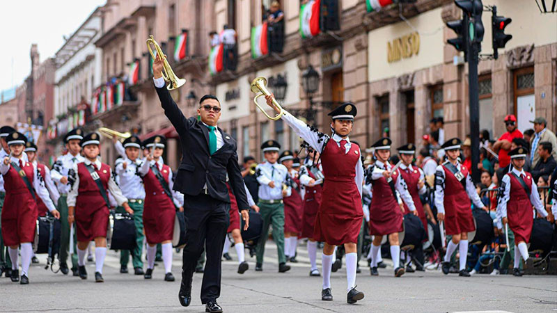 En Michoacán, engalanaron desfile por el natalicio de Morelos, 6 mil estudiantes y docentes