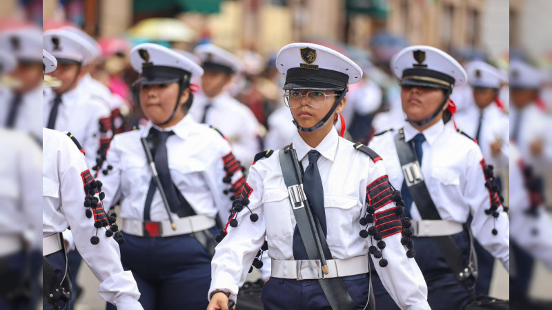 En Michoacán, engalanaron desfile por el natalicio de Morelos, 6 mil estudiantes y docentes