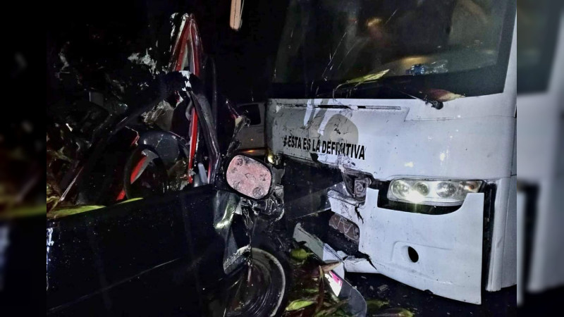 Choque entre camión de pasajeros y camioneta en la Uruapan-Los Reyes deja tres heridos