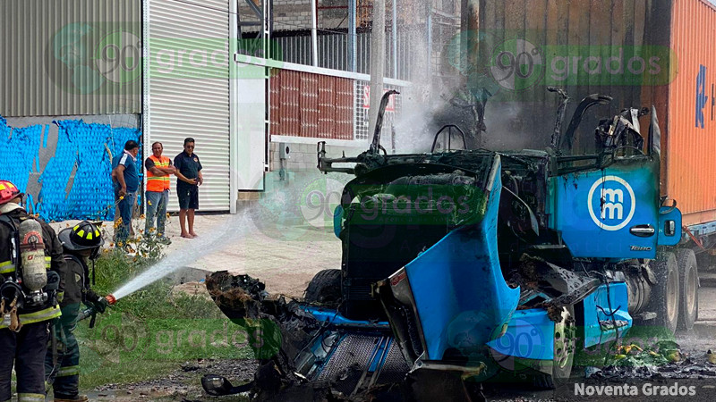 Arde cabina de tráiler en la delegación de Santa Rosa Jáuregui  