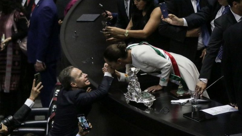 Sheinbaum reconoce que sí besó la mano de Manuel Velasco 