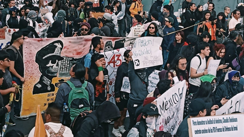 Marchan 8 mil personas por el 2 de octubre en la CDMX; encapuchados agreden a policía