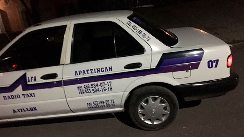 En Apatzingán, Michoacán sujetos roban taxi para delinquir 