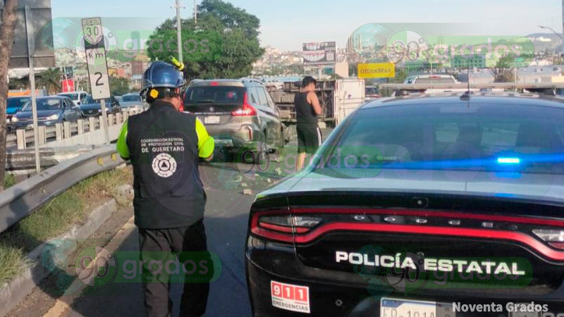 Choque y volcadura en el boulevard Bernardo Quintana, en Querétaro capital 