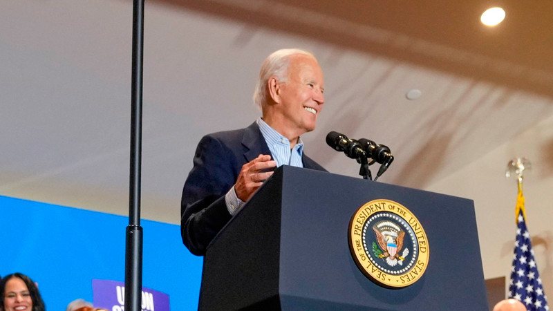 Biden comparece por primera vez en sala de prensa de la Casa Blanca 