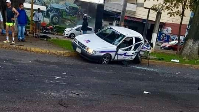 Camioneta destroza taxi en Uruapan: Hay dos muertos y un herido 